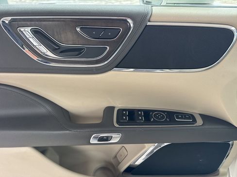 Used 2017 Lincoln Continental Select w/ Climate Package image 19