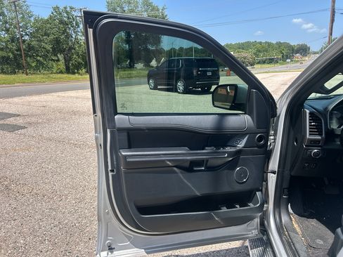 Used 2019 Ford Expedition XLT w/ Equipment Group 202A RWD image 4