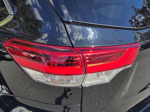 Used 2017 Toyota Highlander XLE image 7