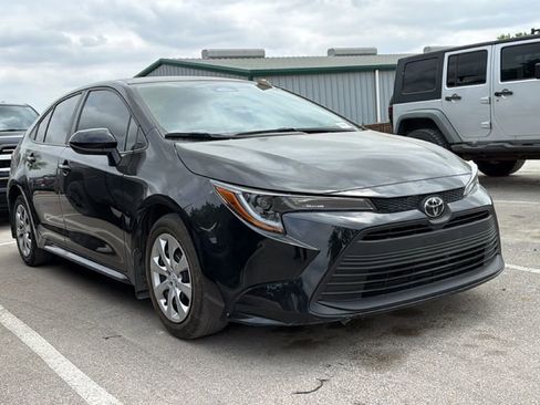 Used 2025 Toyota Corolla LE image 3