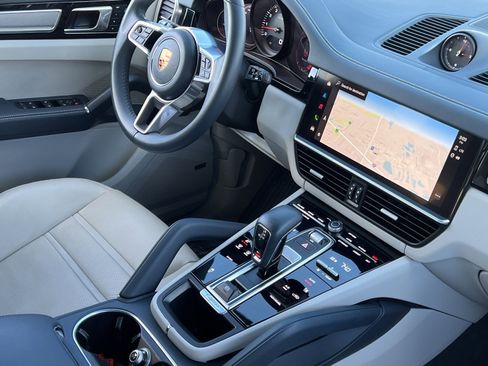 Certified 2022 Porsche Cayenne Platinum Edition image 13