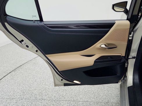 Used 2019 Lexus ES 300h w/ Accessory Package 2 FWD image 28
