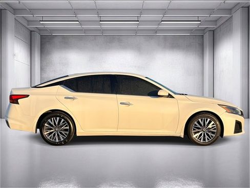 Used 2023 Nissan Altima 2.5 SV image 2