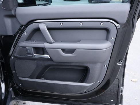 Used 2025 Land Rover Defender 110 X-Dynamic SE image 14