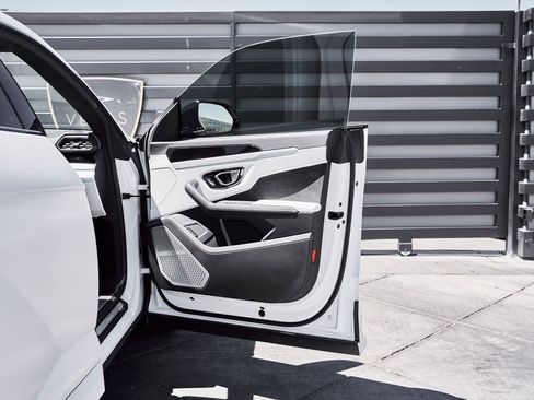 Used 2019 Lamborghini Urus AWD/4WD image 26