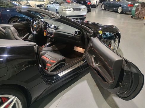Used 2018 Ferrari California T RWD image 35