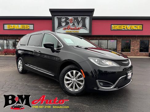Used 2017 Chrysler Pacifica Touring-L FWD image 1