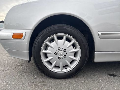 Used 2000 Mercedes-Benz E 320 4MATIC Wagon image 2