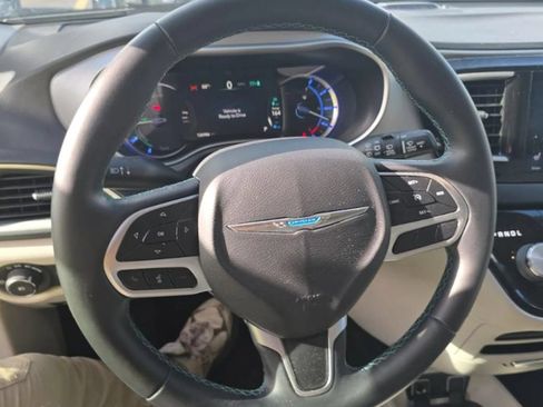 Used 2018 Chrysler Pacifica Touring-L FWD image 5
