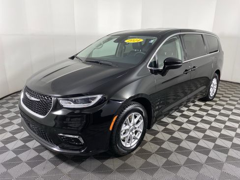 Used 2024 Chrysler Pacifica Touring-L image 10