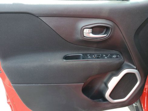 Used 2018 Jeep Renegade Latitude w/ Popular Equipment Group FWD image 22