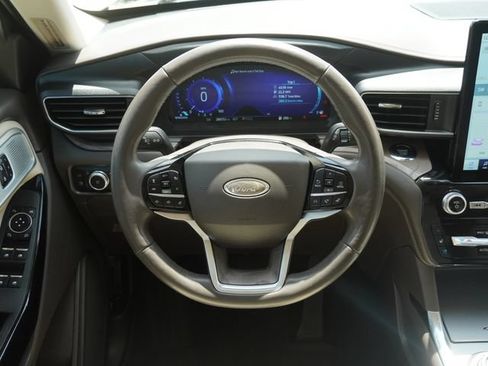 Used 2023 Ford Explorer Platinum w/ Technology Package AWD/4WD image 17