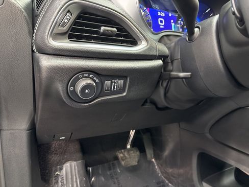 Used 2025 Chrysler Pacifica Limited image 26