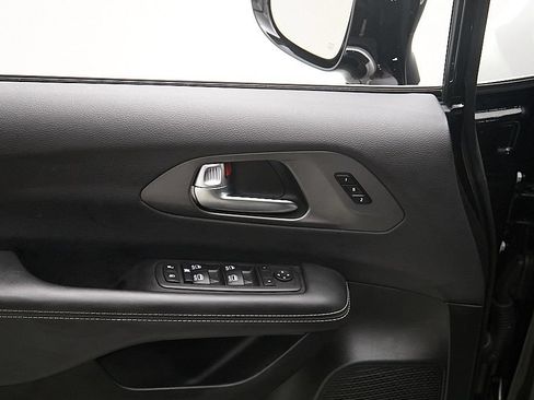 Used 2025 Chrysler Pacifica Select AWD/4WD image 11