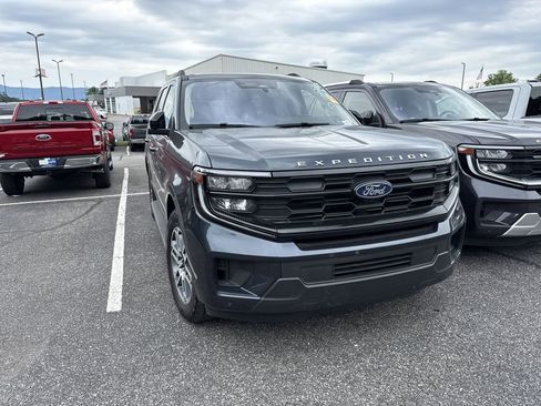 Used 2025 Ford Expedition Active AWD/4WD image 3