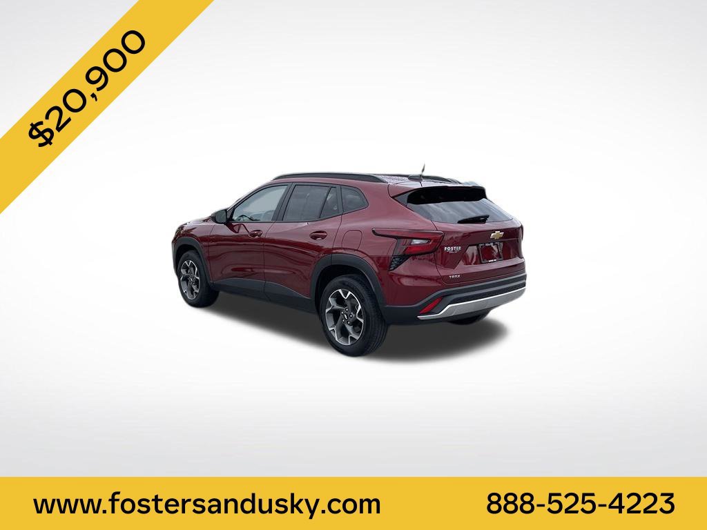 Used 2024 Chevrolet Trax LT w/ Sunroof Package FWD image 3