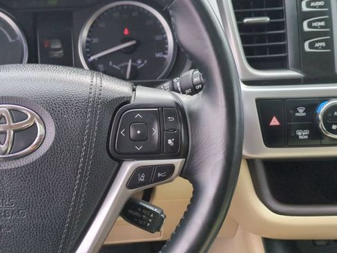 Used 2017 Toyota Highlander XLE w/ Carpet Mat Package AWD/4WD image 20