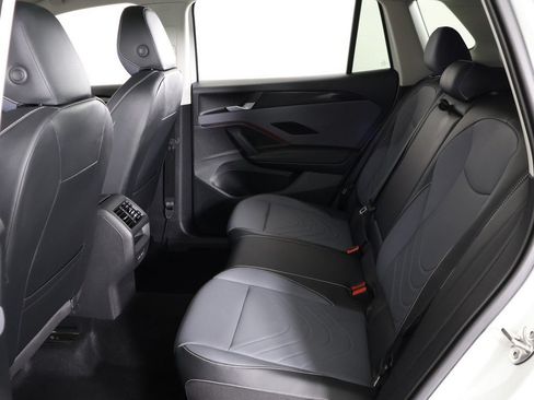 Used 2025 Volkswagen Tiguan SE AWD/4WD image 35