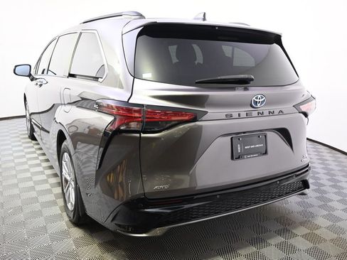 Used 2021 Toyota Sienna XSE w/ XSE Plus Package AWD/4WD image 4