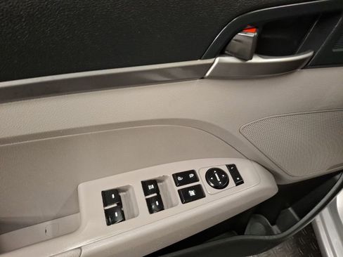 Used 2018 Hyundai Elantra SE image 16