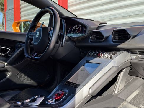 Used 2022 Lamborghini Huracan EVO image 17