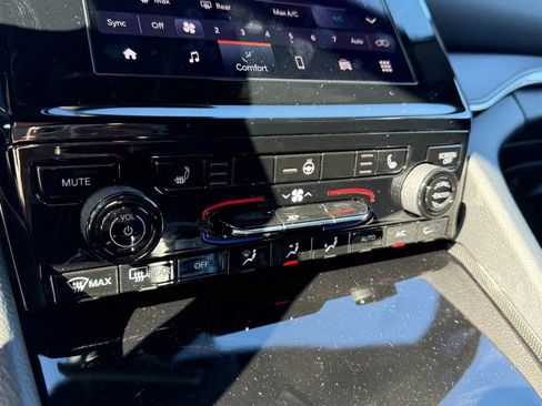 New 2025 Jeep Grand Cherokee Altitude image 22