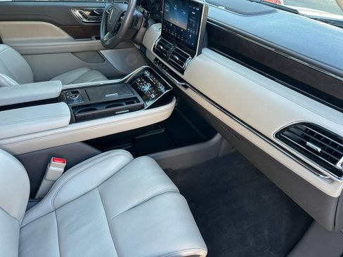 Used 2024 Lincoln Navigator Reserve image 17