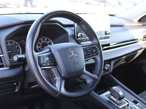 Used 2022 Mitsubishi Outlander SE image 18