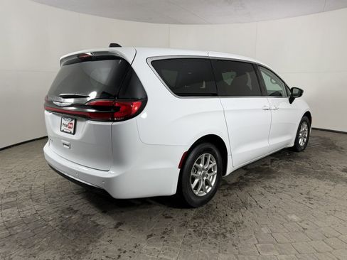 Used 2024 Chrysler Pacifica Touring-L FWD image 9