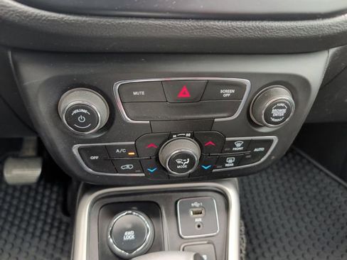 Used 2020 Jeep Compass Latitude w/ Cold Weather Group AWD/4WD image 24