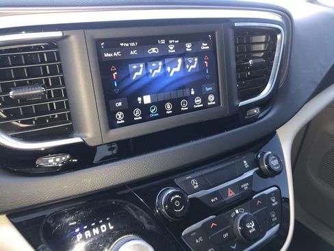 Used 2020 Chrysler Voyager Lxi image 16