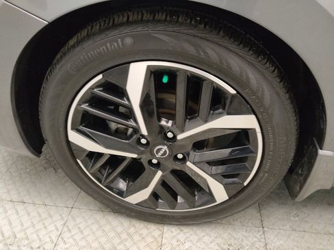 Used 2023 Nissan Versa SR w/ Trunk Package image 31