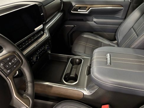 Used 2024 Chevrolet Silverado 2500 High Country w/ High Country Premium Package image 17