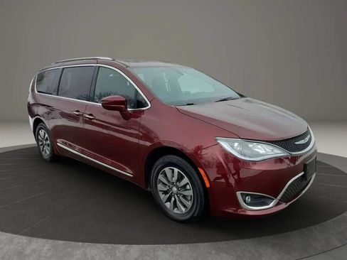 Used 2020 Chrysler Pacifica Touring-L FWD image 6