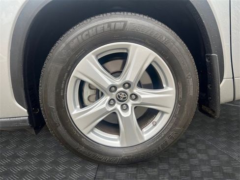 Used 2024 Toyota Highlander LE image 9