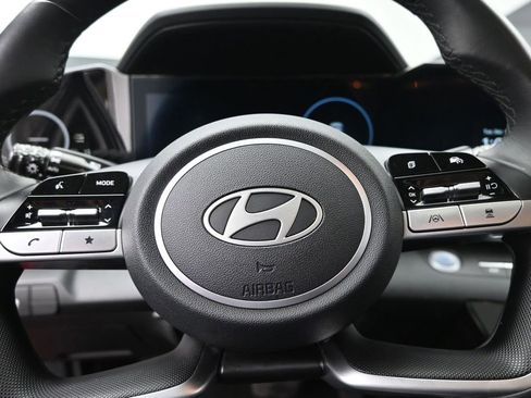 Used 2025 Hyundai Elantra SEL image 17