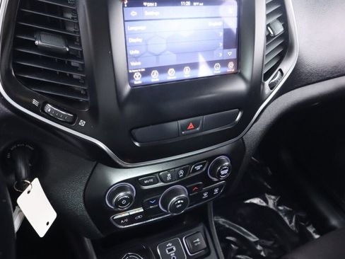 Used 2019 Jeep Cherokee Latitude w/ Cold Weather Group AWD/4WD image 15