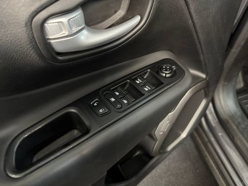 Used 2023 Jeep Renegade Latitude AWD/4WD image 14
