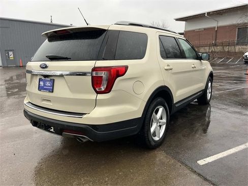 Used 2018 Ford Explorer XLT w/ Equipment Group 202A image 3