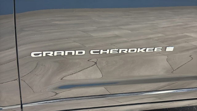 Used 2022 Jeep Grand Cherokee Overland w/ Luxury Tech Group IV AWD/4WD image 43