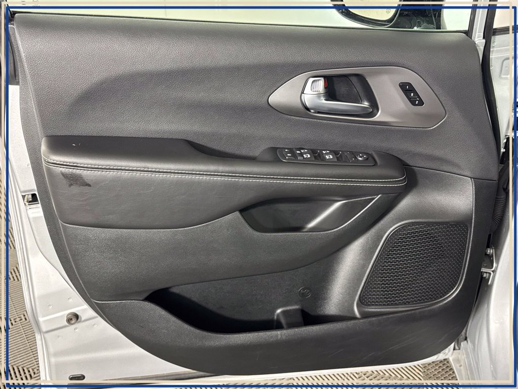 Used 2026 Chrysler Pacifica Select FWD image 30