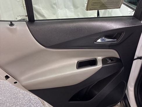 Used 2022 Chevrolet Equinox LS w/ LS Convenience Package AWD/4WD image 24