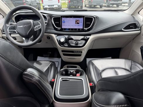 Used 2023 Chrysler Pacifica Touring-L FWD image 9