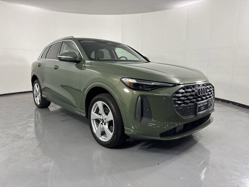 Used 2025 Audi Q5 Premium Plus w/ Premium Plus AWD/4WD image 3