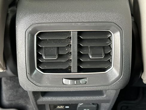 Used 2018 Volkswagen Tiguan SE image 14