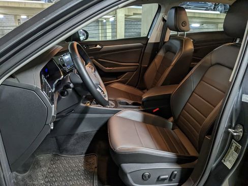 Certified 2023 Volkswagen Jetta SE w/ Panoramic Sunroof Package FWD image 11