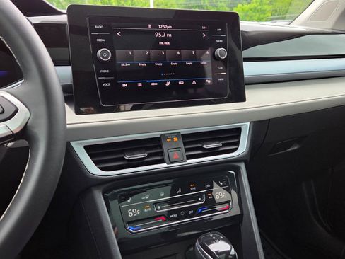 Certified 2025 Volkswagen Taos SE w/ Panoramic Sunroof Package FWD image 27