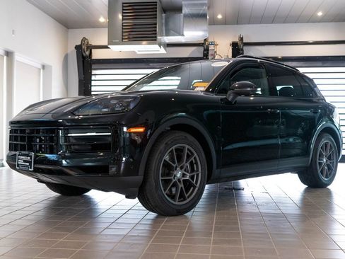 Certified 2025 Porsche Cayenne AWD/4WD image 1