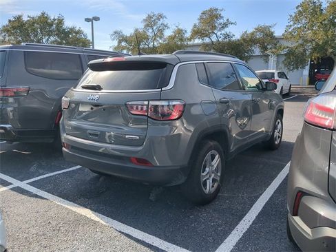 Used 2024 Jeep Compass Latitude image 4