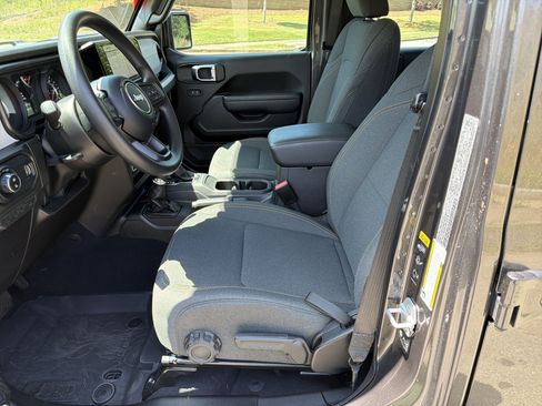 Used 2025 Jeep Gladiator Sport AWD/4WD image 9